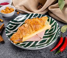 Круассан с ветчиной и сыром