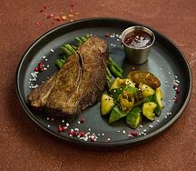 Чак-ролл с кенийской фасолью и битыми огурцами