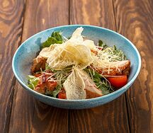 Цезарь с куриным бедром на углях