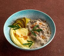 Бефстроганов из говядины с картофельным пюре