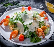 Салат Цезарь с креветками