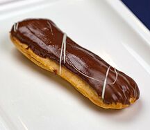 Эклер с начинкой чизкейка