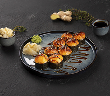 Ролл запеченные с пармезаном и крабовой палочкой