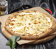 Пицца с грушей и голубым сыром