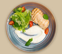 Куриная грудка с моцареллой и муссом из цветной капустой