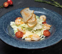 Салат Цезарь с креветками