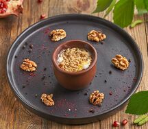 Мацони с медом и орехами