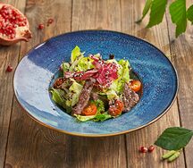 Теплый салат с говяжьей вырезкой