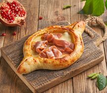 Хачапури по-аджарски с беконом