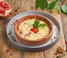 Сулугуни жареный с помидорами на кеци