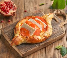 Хачапури по-аджарски с моцареллой и помидорами