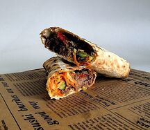 Шаурма с говядиной и соусом барбекю на углях