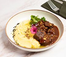 Томленые телячьи щечки с пюре