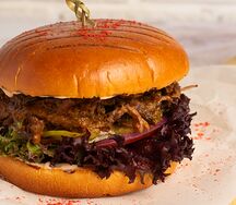 Бургер с рваной говядиной и фри