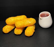 Сырные палочки с клюквенным соусом