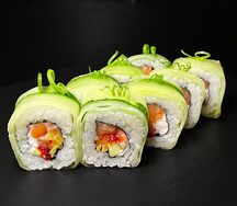 Вроде такуан с лососем и огурцом