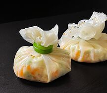 Хинкали по-японски с лососем и авокадо