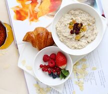 Каша овсяная с сухофруктами и орехами