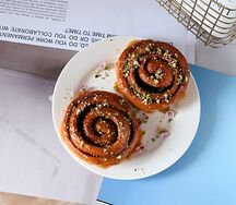 Булочка с корицей, карамелью и орешками