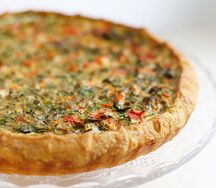 Киш с зеленью и семгой