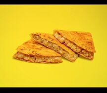 Кесадилья с беконом и яйцом