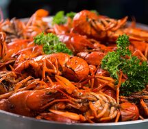 Жареные раки L в пиве с миксом трав