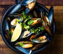 Мидии в соусе Томат - Зелень