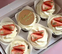 Капкейки Маме с клубникой