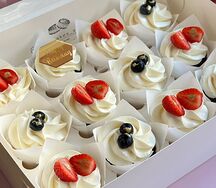 12 капкейков с клубникой и голубикой HB