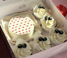 Набор Бенто-торт и 5 капкейков Сердечки с голубикой