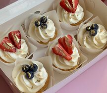 6 капкейков с клубникой и голубикой