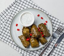 Долма с чесночным соусом