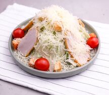 Салат Цезарь с курицей