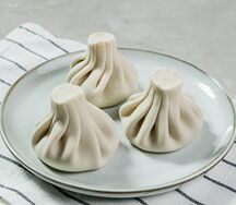 Хинкали с креветками и форелью отварные