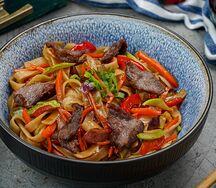 Вок с говядиной, овощами и соусом