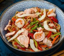 Вок с морепродуктами, овощами и соусом