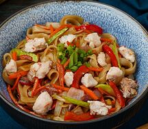 Вок с курицей, овощами и соусом