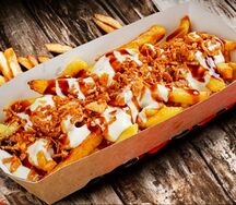 Картофель фри под соусом BBQ с моцареллой и луком фри