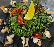 Салат руккола с тигровыми креветками 