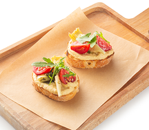 Тапас с хумусом, артишоками и томатами черри