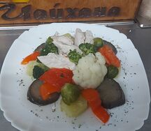 Курица отварная с овощами