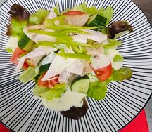 Салат с курицей и соусом Дорблю