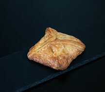 Турновер с мясом и соусом песто
