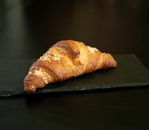 Круассан с карамелью