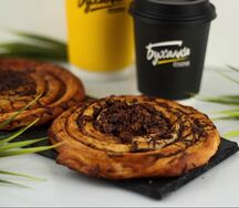 Улитка с орехом пекан и карамелью