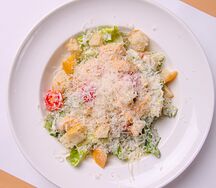 Салат Цезарь с куриным филе