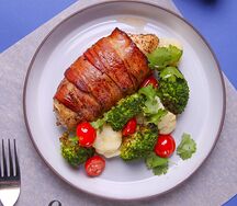 Куриная грудка в беконе с козьим сыром