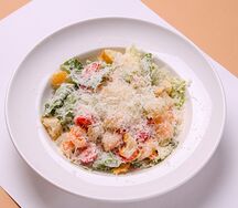 Салат Цезарь с тигровыми креветками