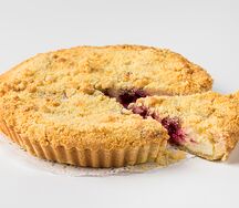 Торт песочный с творожной начинкой и вишней