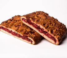 Пирог сдобный с клубникой и ревенем